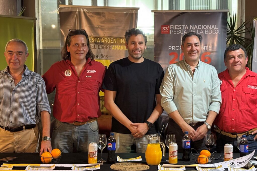 alt="participantes de la conferencia de prensa en que se realizó el lanzamiento de la 31ª Edición de la Fiesta Argentina de Pesca del Bagre Amarillo"
