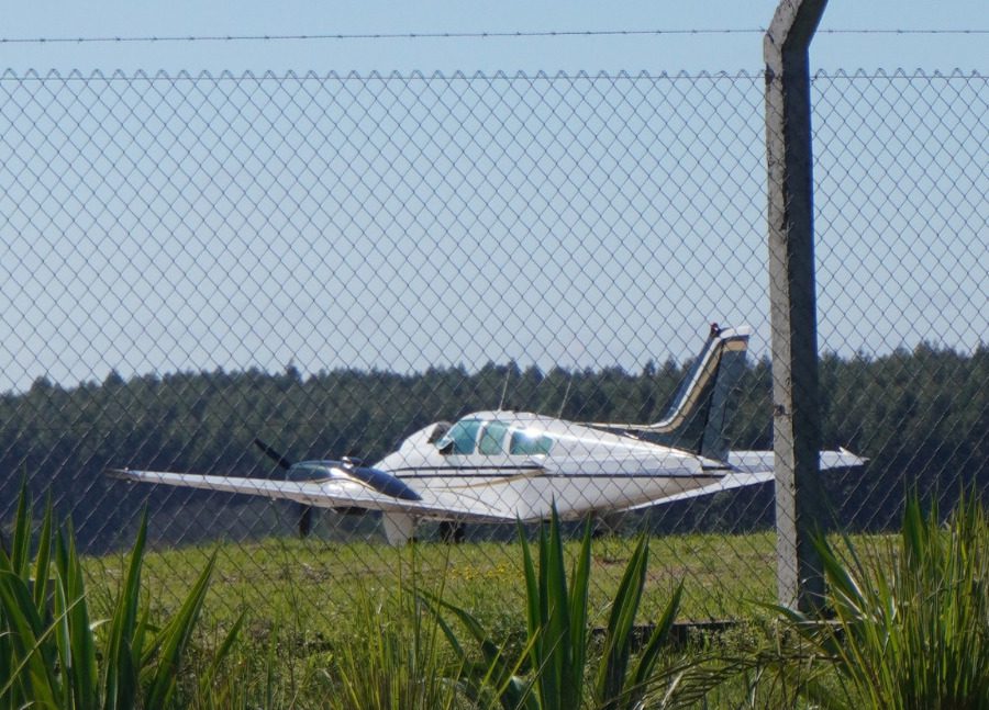 alt="un avión privado proveniente de Córdoba fue el primer vuelo que aterrizó en Concordia tras la habilitación del aeropuerto"
