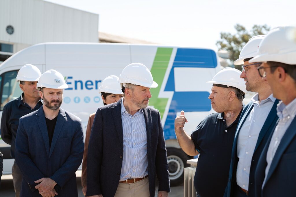 alt="La modernización del alumbrado público en Entre Ríos avanza con tecnología LED. El intendente de Concordia, Francisco Azcué, acompañó al gobernador Rogelio Frigerio en el acto realizado en Paraná"