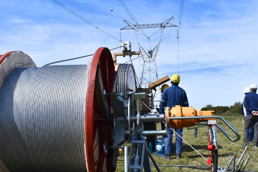 alt="trabajos que fortalecerán la seguridad operativa de las líneas de 500 kv en el plan de renovación de Salto Grande"