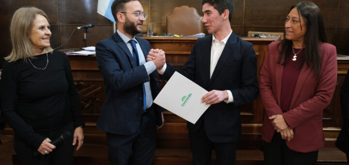 alt="joven escritor, Alberto Müller Williman, recibe un reconocimiento de manos del concejal Felipe Sastre. Acompañan la presidente del Concejo Deliberante, Magdalena Reta de Urquiza, y la concejal Silvina Ovelar"