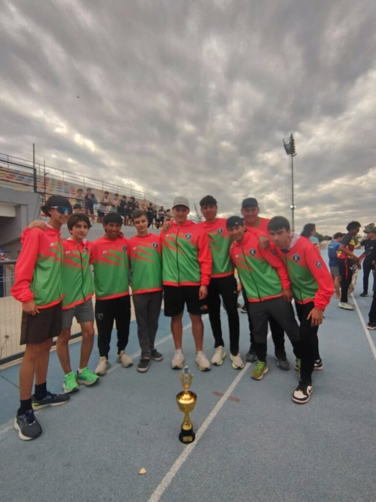 alt="varones de la Escuela Municipal de Atletismo de Concordia que alcanzaron un 2° puesto en San Luis"