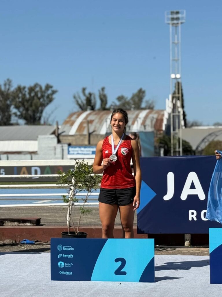 alt="lanzadora de martillo de Concordia obtuvo la medalla de plata con una marca de 55,95 metros"