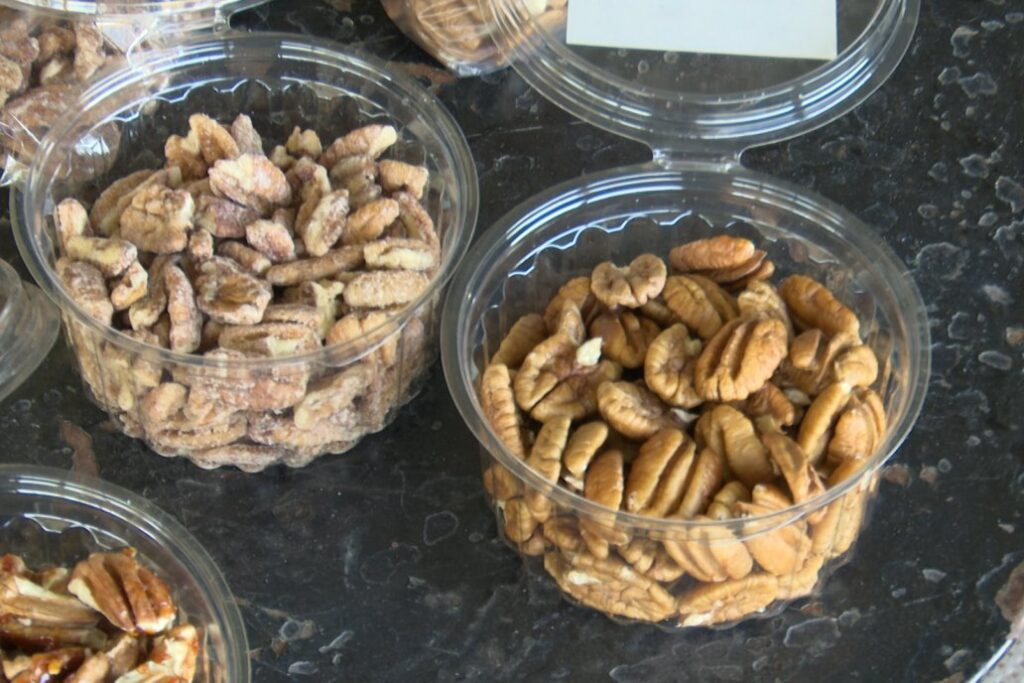 alt="nuez pecán en envases de plástico"