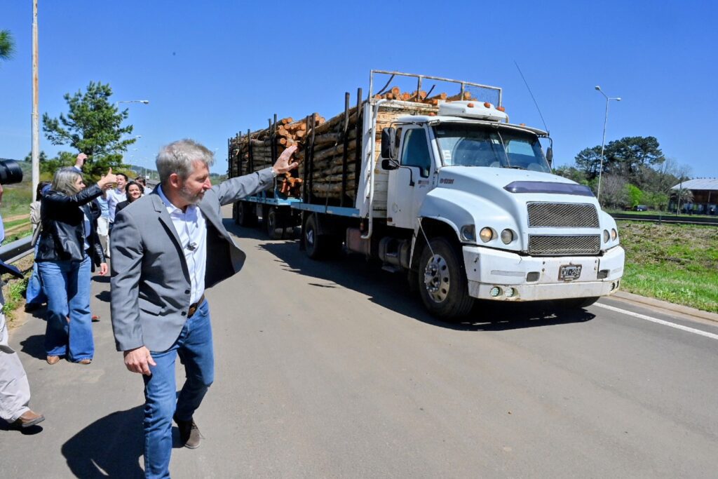 alt="el gobernador Rogelio Frigerio y funcionarios saludan al conductor de un camión que transita por el Acceso Sur de Concordia tras su repavimentación"