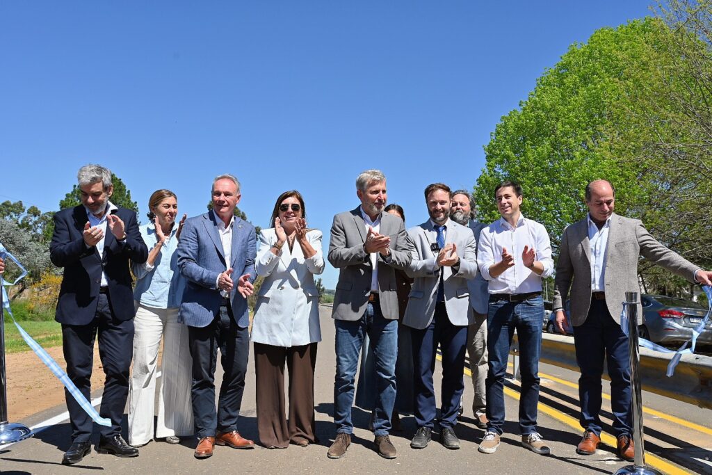 alt="autoridades aplauden tras el corte de cintas en la inauguración de la repavimentación del Acceso Sur de Concordia"