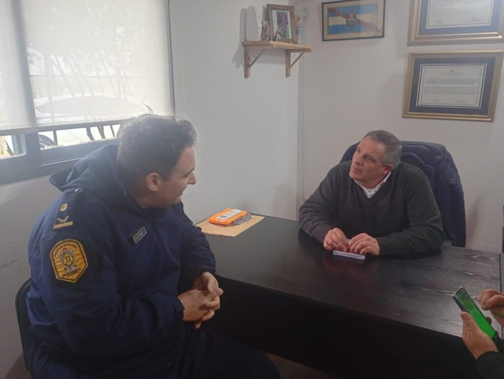 alt="intendente Goldin y jefe departamental de policía de Concordia, José María Rosatelli"