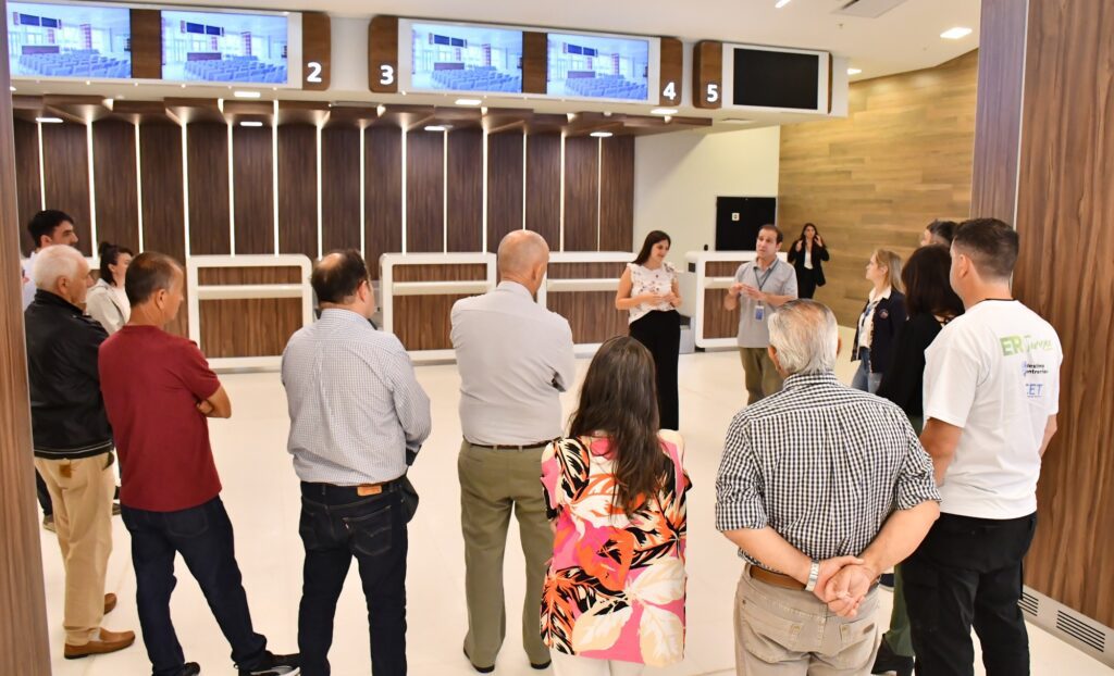 alt="Con el objetivo de mostrar y dar a conocer el nuevo Aeropuerto “Comodoro J.J. Pierrestegui” a distintos sectores de la comunidad, el Ente de Desarrollo Aerocomercial del Aeropuerto de Concordia (EDAAC) junto a la Subsecretaría de Turismo continúa con las visitas institucionales a la nueva terminal aérea"