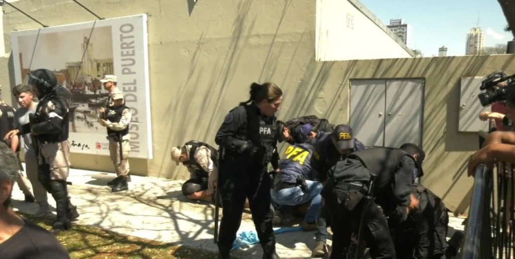 alt="integrantes de la Policía Federal Argentina y de la Prefectura Naval Argentina realizan detenciones en la ciudad de Santa Fe"