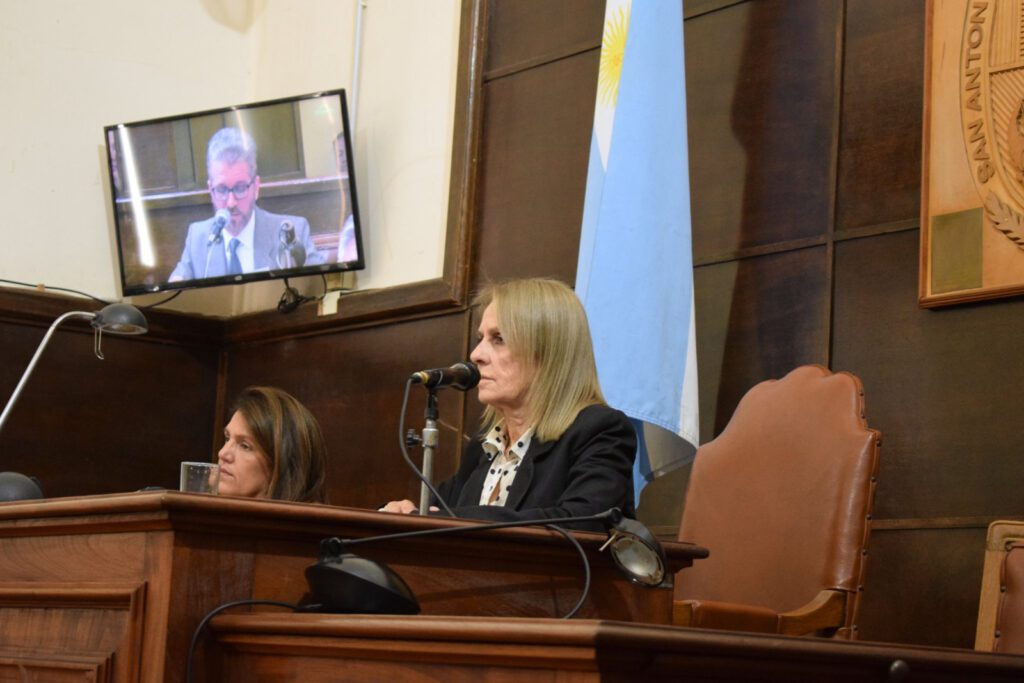 alt="En una sesión presidida por la viceintendente Magdalena Reta de Urquiza, el Concejo Deliberante aprobó cambios al Código de Faltas Municipales en Concordia. Conocé cómo te afecta la nueva normativa"
