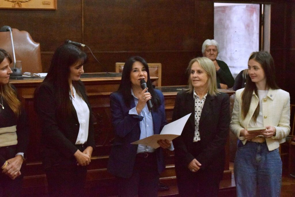 alt="concejales y la directora de NEA Siglo XXI luego de que el show educativo Ikigai x NEA fue declarado de Interés Municipal"