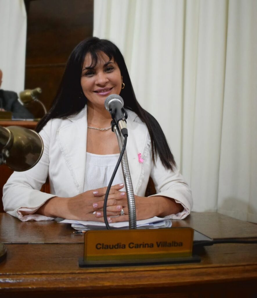 alt="concejal Claudia Villalba sonriente"