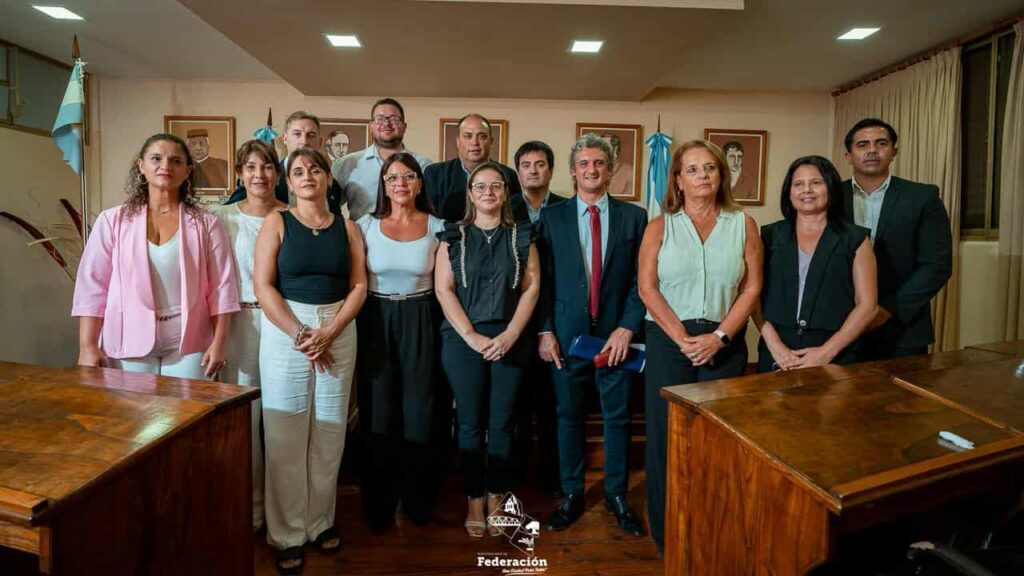 alt="Concejales de Federación junto al intendente Ricardo Bravo"