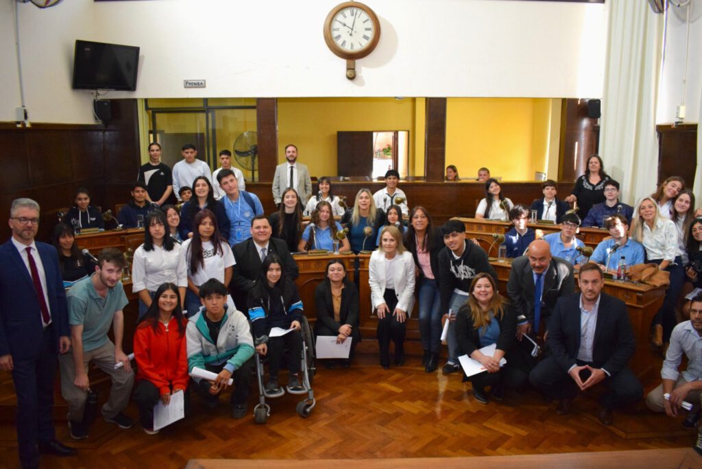 alt="presencia de integrantes del Concejo Deliberante Juvenil y concejales en el recinto de sesiones"