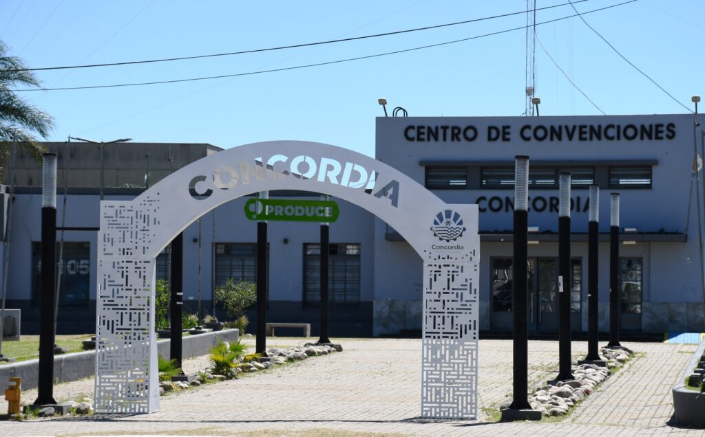 alt="pórtico de ingreso a la Expo Concordia Produce 2025, cuyo cierre hará foco en el desarrollo regional Concordia-Salto"
