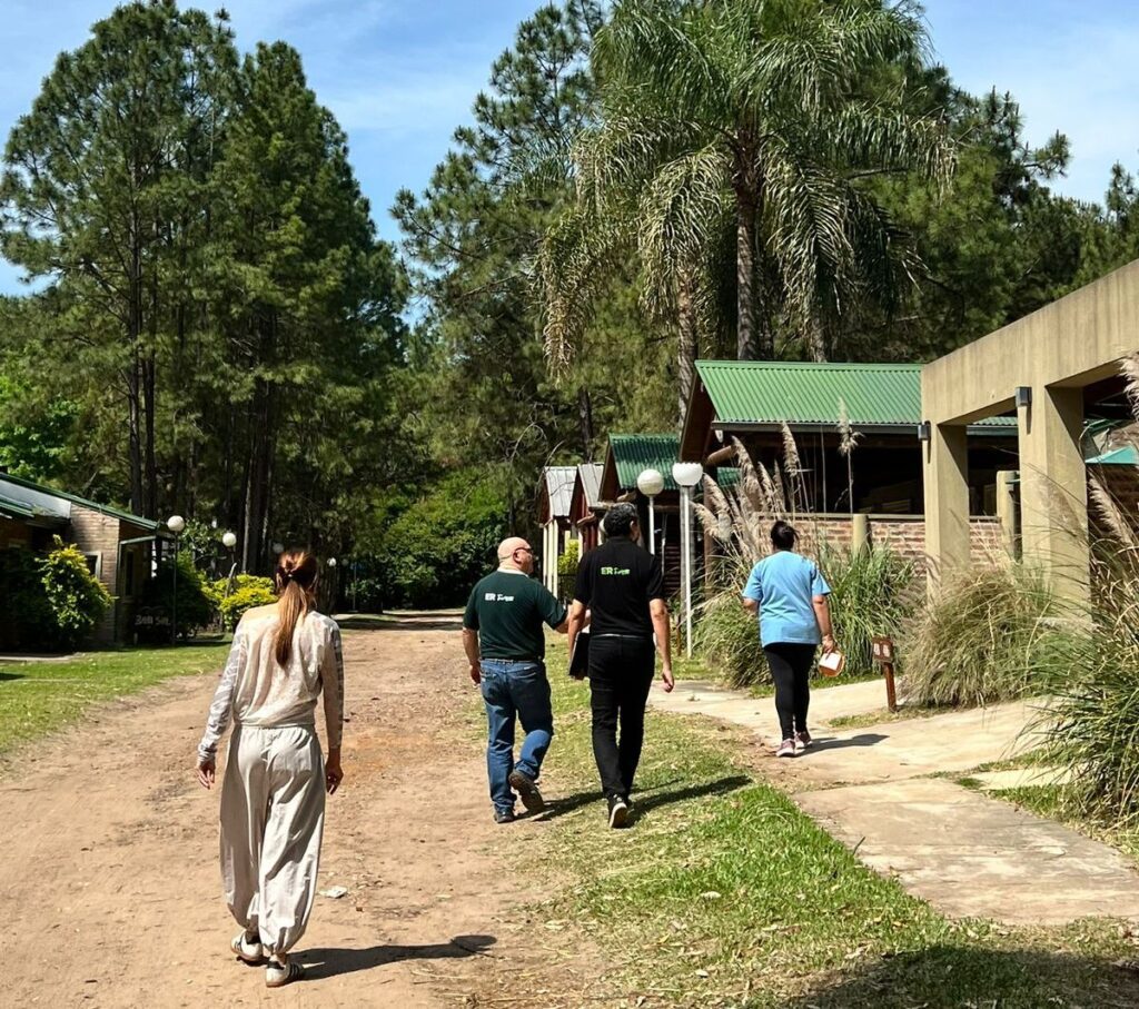 alt="funcionarios realizan la homologación de alojamientos en la región de Salto Grande"