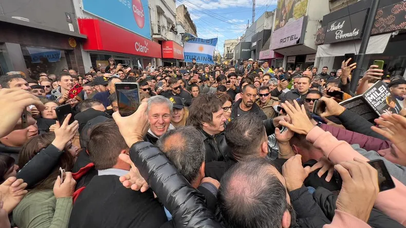 alt="Javier Milei intensifica su campaña en Entre Ríos y Santa Fe. Se reúne con Frigerio y busca cercanía con la gente"