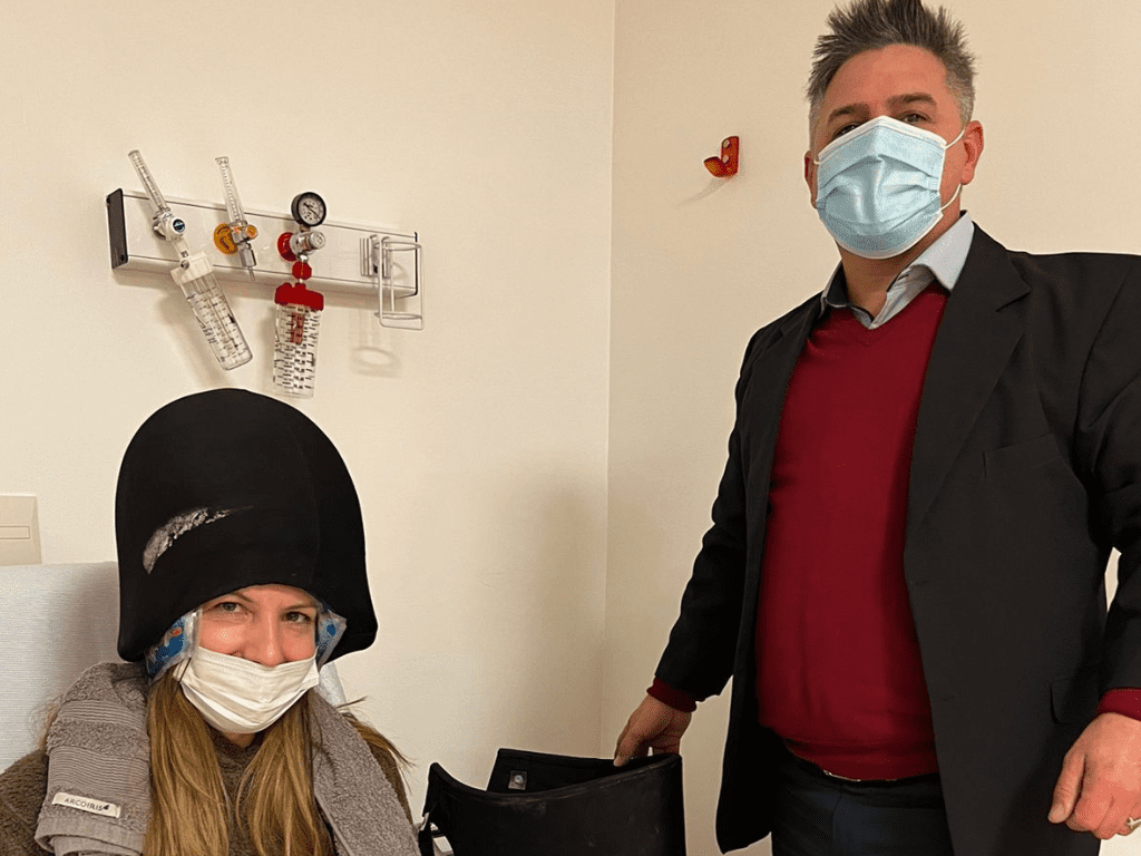 alt="Juan Manuel Martínez y Vanina, la primera paciente en probar el nuevo casco frío para quimioterapia"