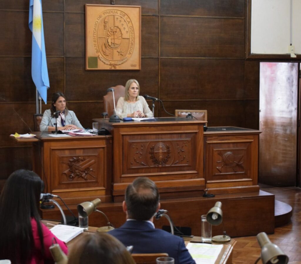 alt="Concordia aprueba ordenanzas clave. Nueva regulación de guardavidas y acceso a viviendas del IAPV"