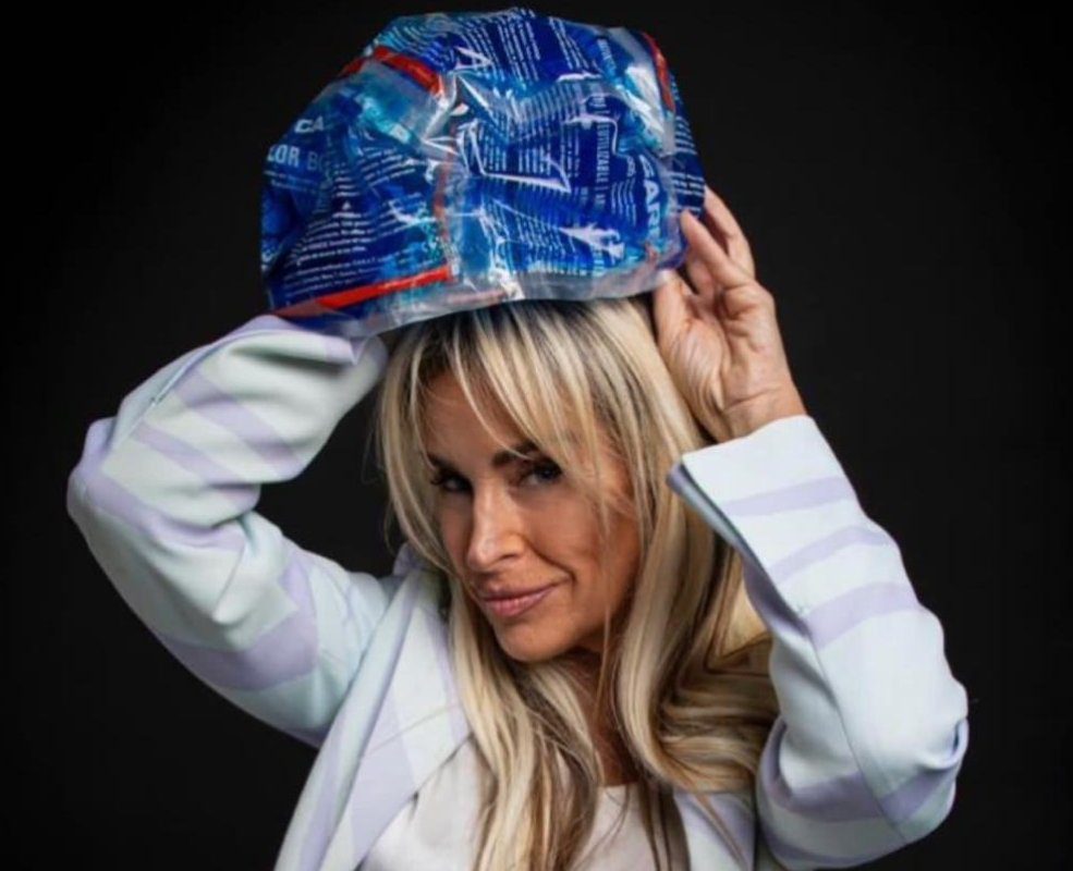 alt="Paula Estrada, una expaciente oncológica, en 2009 diseñó un método casero con geles fríos para preservar su cabello"