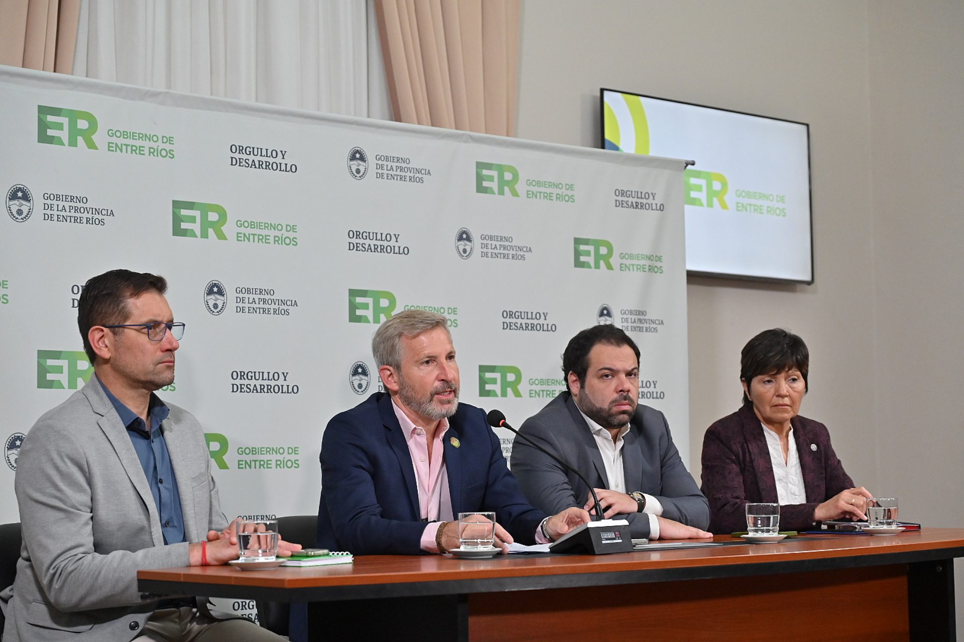 alt="el gobernador Rogelio Frigerio junto al ministro de Gobierno y Trabajo, Manuel Troncoso, el presidente de Enersa, Uriel Brupbacher, y la secretaria de Energía, Noelia Zapata.