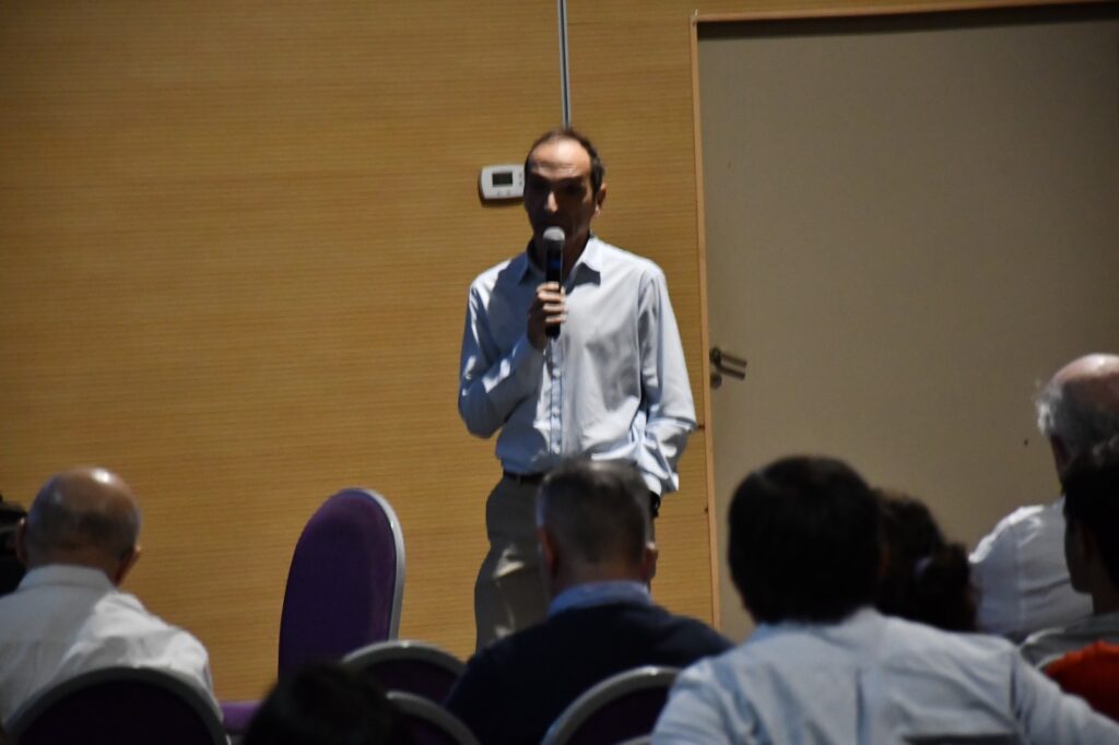 alt=" El presidente de la AFoA Regional Entre Ríos, Fernando González, habla en el Centro de Convenciones de Concordia"