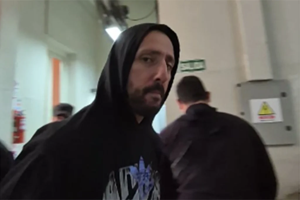 alt="Laurta, con capucha, en los pasillos de los Tribunales de Concordia"