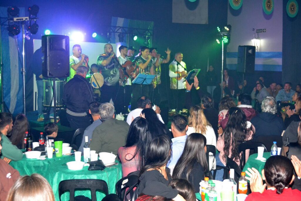 alt="La Comparsa Emperatriz celebra sus 20 años con una gran fiesta"