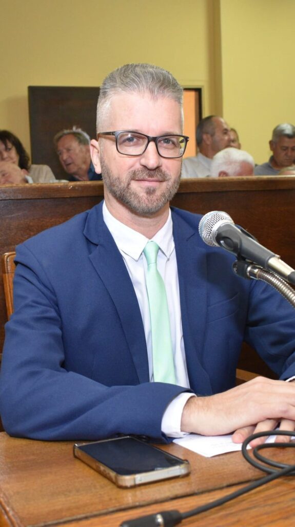 alt="El concejal Mauricio Rey impulsó la declaración de Interés Municipal, Cultural y Educativo del 8° Evento de la Red Inmobiliaria Concordia, en el que el neurólogo Conrado Estol disertará sobre la calidad de vida en la longevidad"