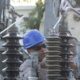 alt="Operarios realizando tareas de mantenimiento preventivo y reparación en la red para evitar inconvenientes en el marco del corte de luz en Concordiaalt