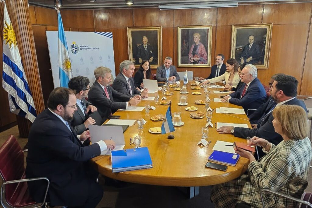 alt="El gobernador Rogelio Frigerio y el intendente de Colón, José Luis Walser, acompañaron al canciller argentino Pablo Quirno en la reunión con su par uruguayo para abordar el proyecto de la planta en Paysandú"
