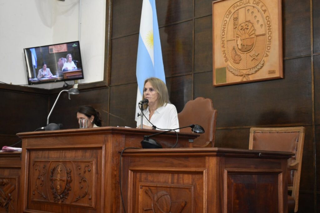 alt="En sesión presidida por la viceintendente Magdalena Reta de Urquiza, los concejales aprpbarron el Presupuesto 2026 del EDOS Concordia, con una inversión millonaria para renovar la red de agua y cloacas"