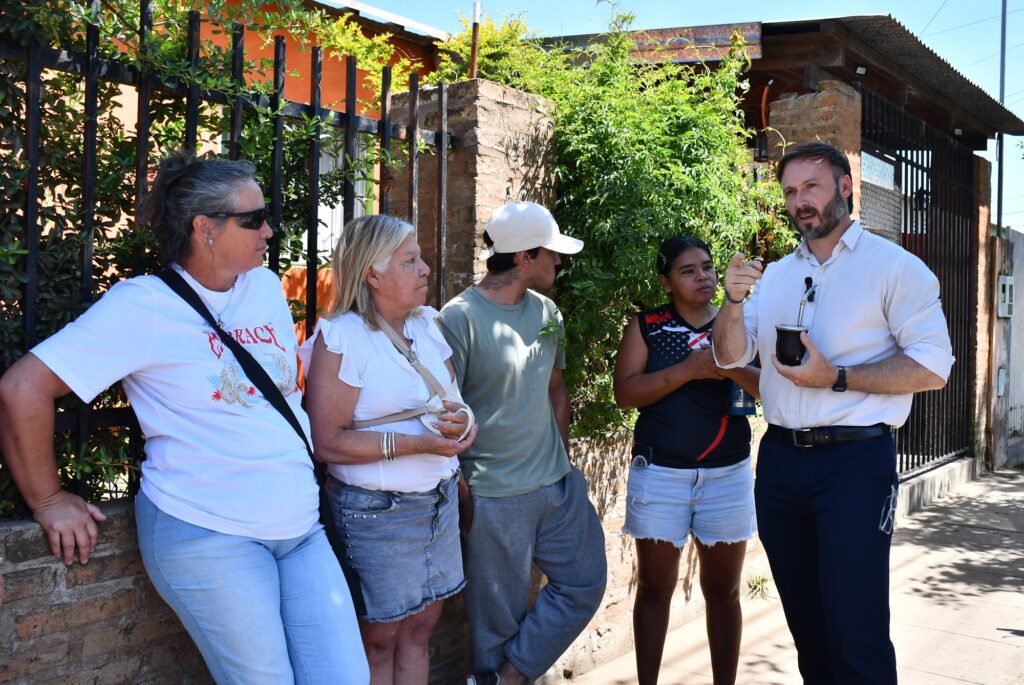 alt="El intendente Azcué dialoga con los vecinos sobre la repavimentación de calle Paula Albarracín de Sarmiento"