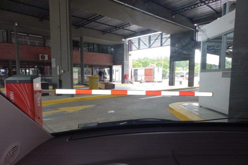 alt="cabinas en el cruce fronterizo de Salto Grande"