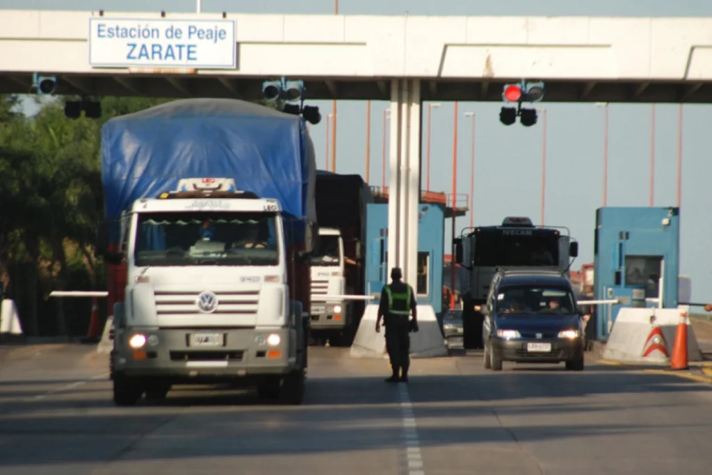 alt="Licitación rutas 12 y 14: empresas con causas judiciales ganaron. Peajes de $3.700 y financiamiento del BICE estatal"