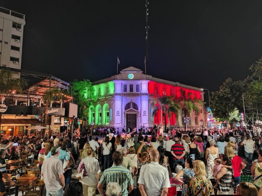 alt="Una multitud se reunió para participar de Un Canto para la Ciudad, evento cultural y celebración centenario del campanario de la Catedral de Concordia"