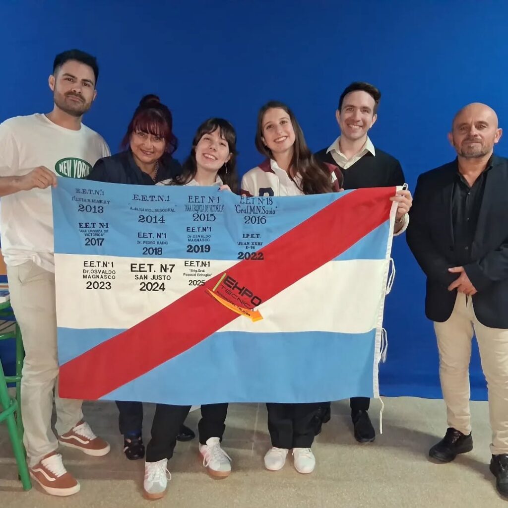 alt="Alumnas y docentes de la Técnica 1 de Concordia junto a directivos de la entidad organizadora"