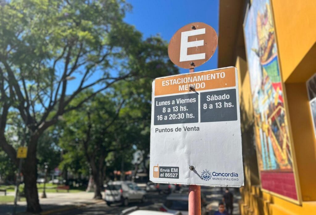 alt="cartel indicador de estacionamiento medido, uno de los  servicios que sufren modifcaciones durante las fiestas"