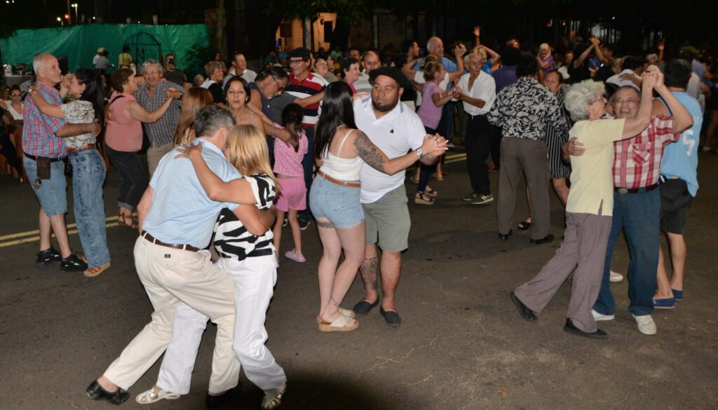 alt="El grupo Litoral Pyahuú se impuso en el Pre Federal de Chamamé en Concordia. Competirán en la instancia final en Federal"
