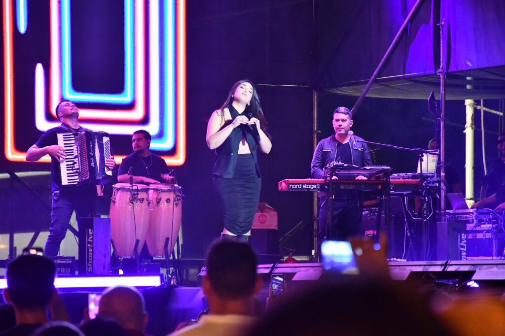 alt="una cantante y su agrupación musical en la Fiesta Nacional de la Citricultura"