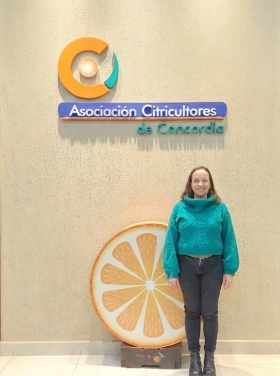 alt="Ingeniera Melania Zorzi, presidente de FeCiER, en la Asociación Citricultores de Concordia"