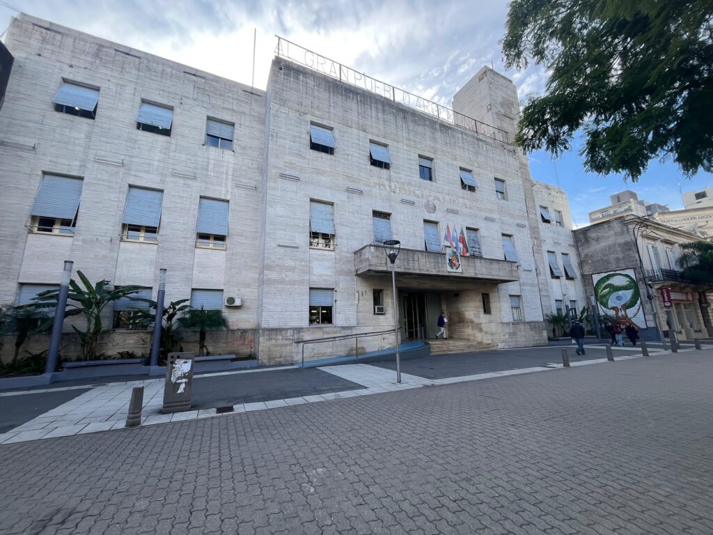 alt="El intendente Azcué confirmó la baja de contratos en la Municipalidad de Concordia este 31 de diciembre. Son 130 vínculos de la gestión anterior"