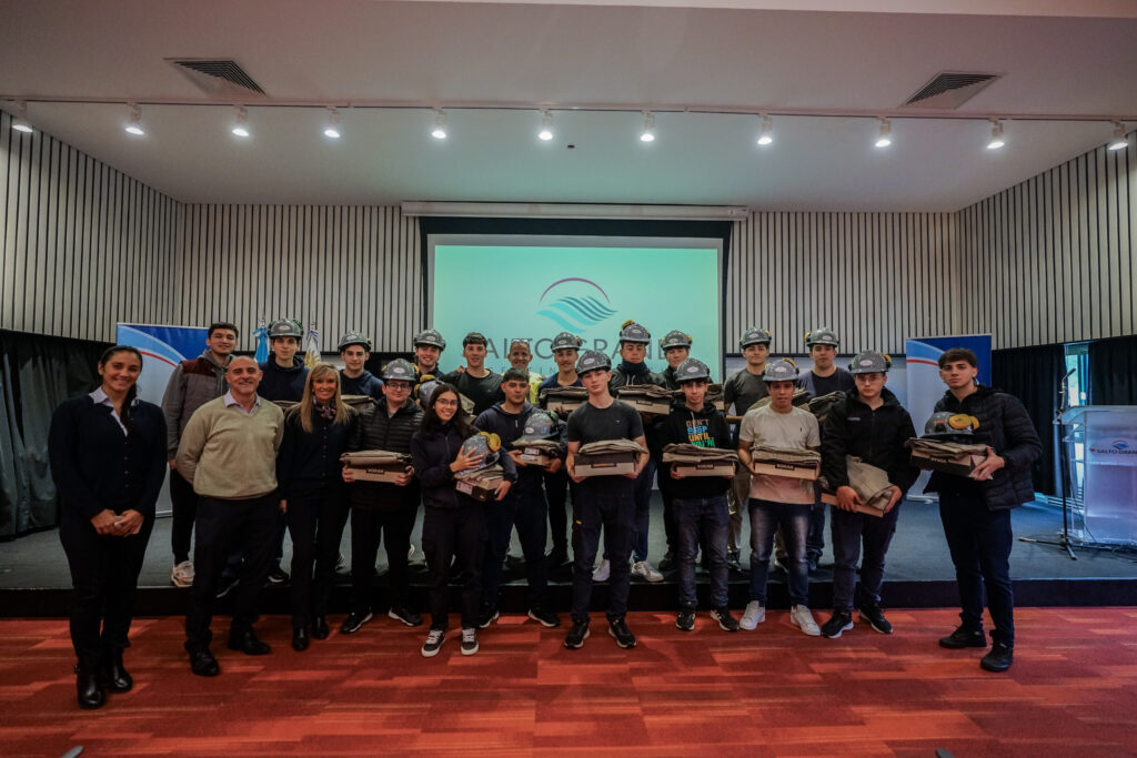 alt="Más de 50 alumnos técnicos completaron las pasantías en Salto Grande en 2025"