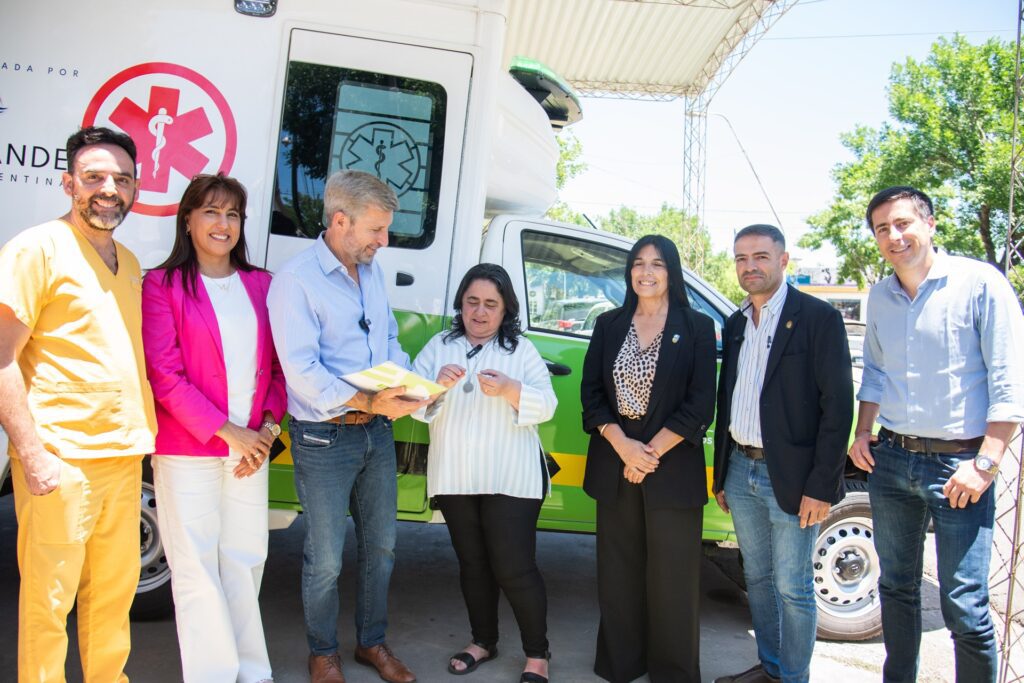 alt="las autoridades presentes en Feliciano durante la entrrega de la ambulancia destinada al hospital gracias a los aportes de Salto Grande"
