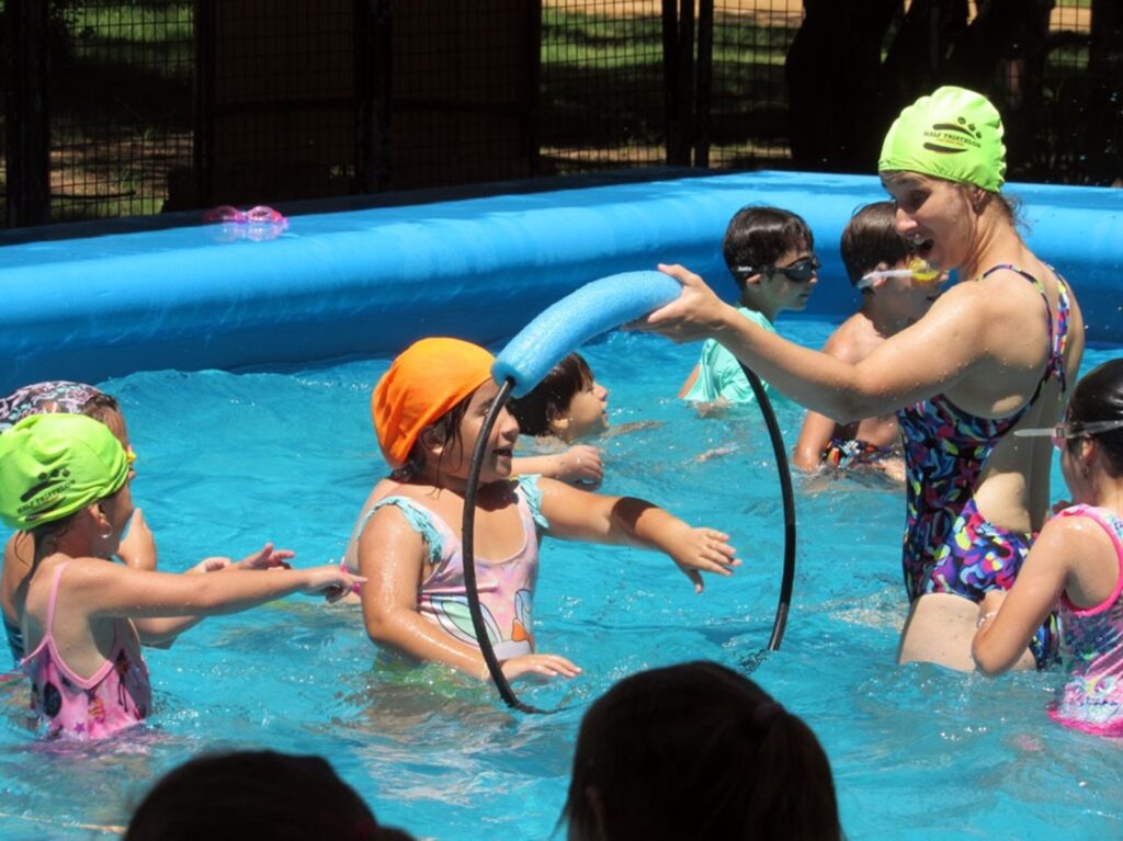 alt="Comenzaron las Acciones de Verano en Concordia. El CEF N° 4 recibe a más de 600 personas con propuestas de natación"