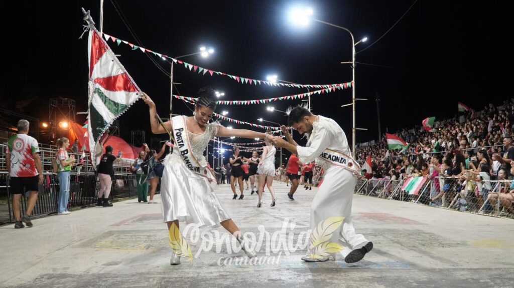 alt="ensayo de una de las comparsas que participarán del Carnaval 2026 de Concordia"