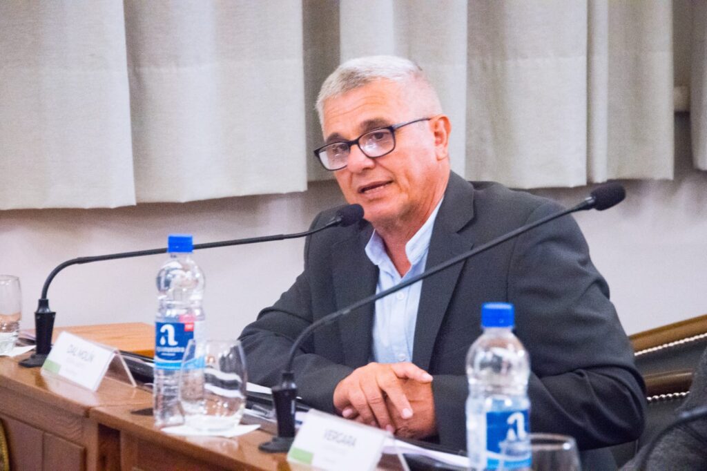 alt="El Senado aprobó cambios a la emergencia en obras públicas. La ley vuelve a Diputados. Hubo fuertes críticas al PE. El senador Rubén Dal Molín explicó las modificaciones"