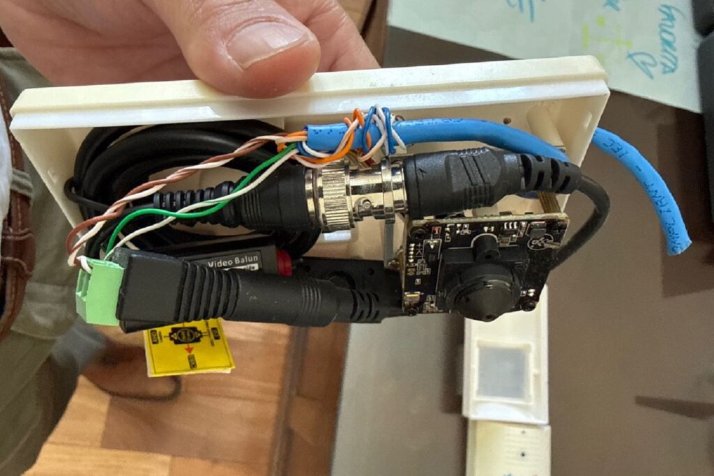 alt="Dispositivos de espionaje hallados en Casa de Gobierno de Entre Ríos revelan prácticas que atraviesan la historia provincial"