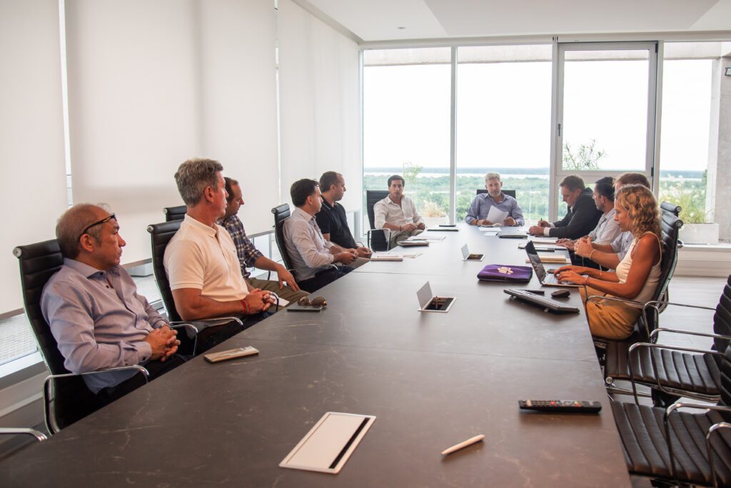 alt="reunión entre el gobernador Rogelio Frigerio y funcionarios de la Dirección Provincial de Vialidad"