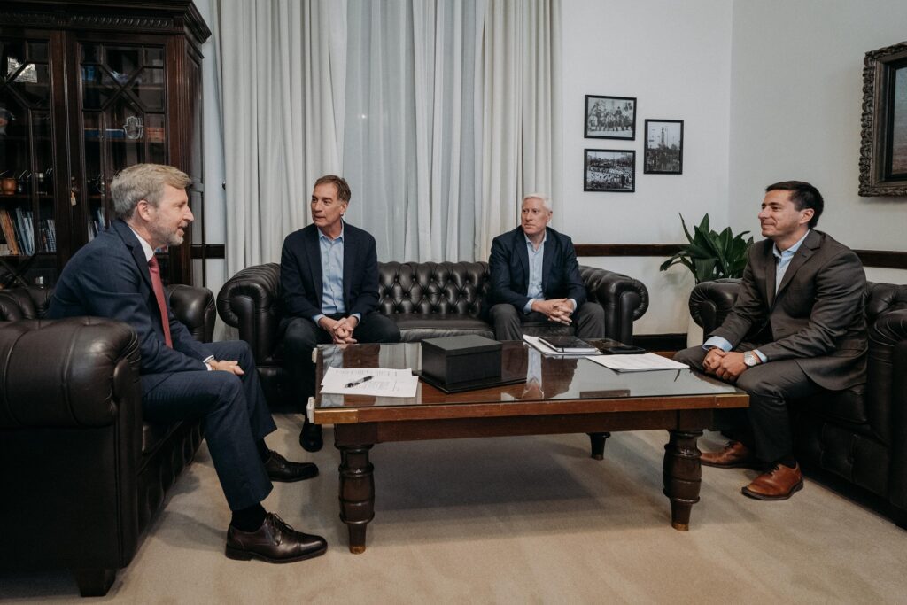 alt="el gobernador de Entre Ríos, Rogelio Frigerio, reunido con el ministro del Interior, Diego Santilli. Ante el funcionario nacional, el mandatario entrerriano explicitó que apoya la reforma laboral"